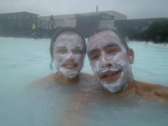 Rosto coberto de argila rica em mineirais, na Blue Lagoon, na região de Reykjavik, capital da Islândia. Dizem que faz bem para a pele!